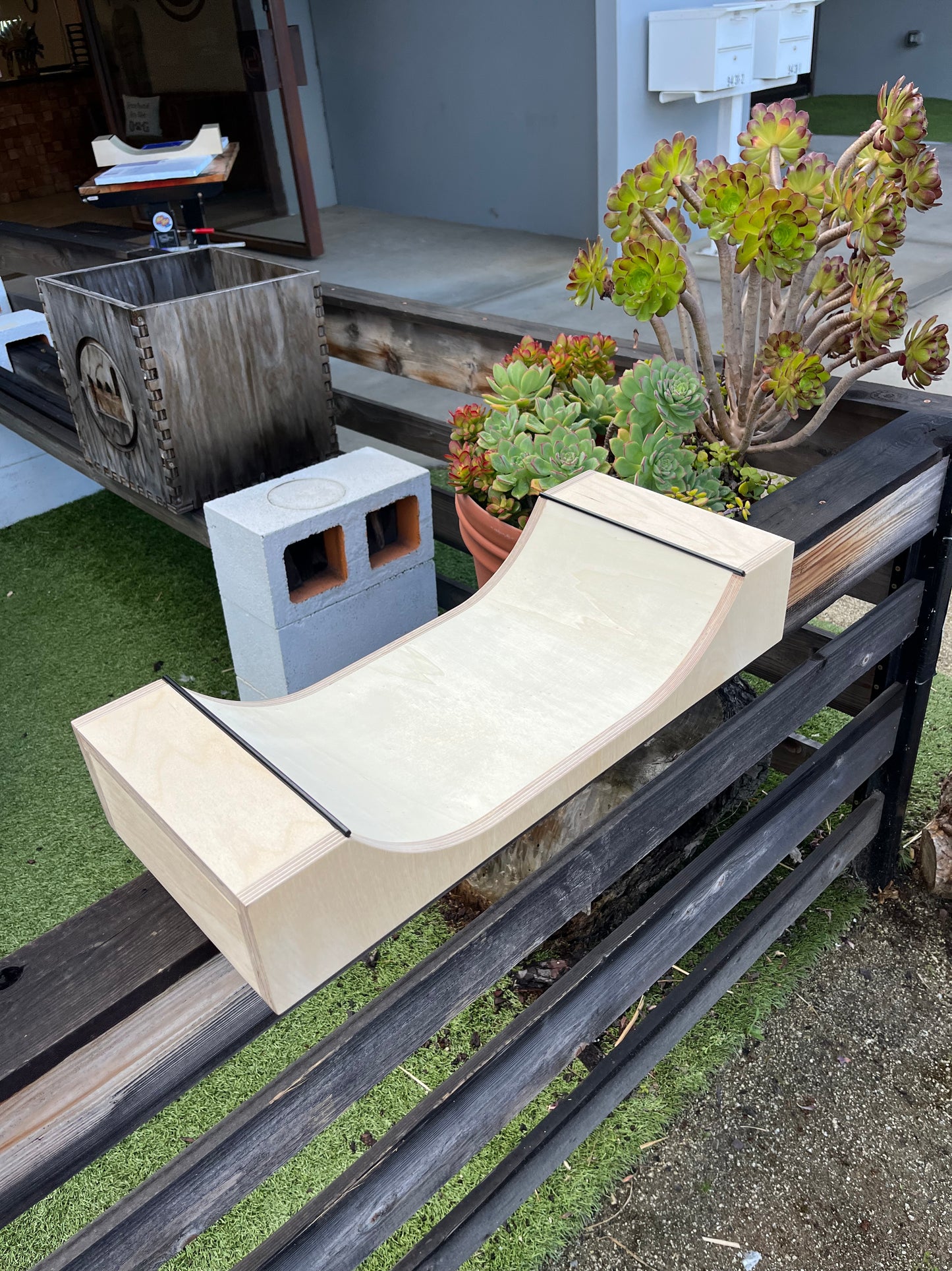 mini mini fingerboard ramp/shelf