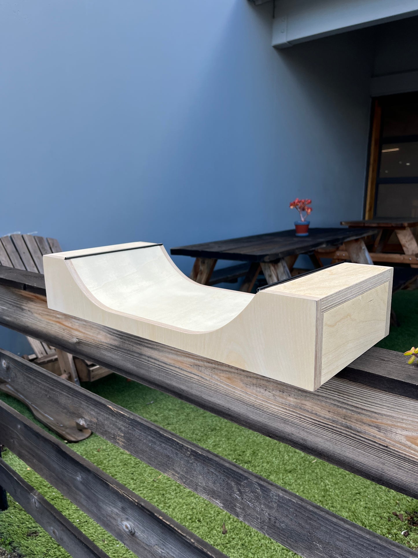 mini mini fingerboard ramp/shelf